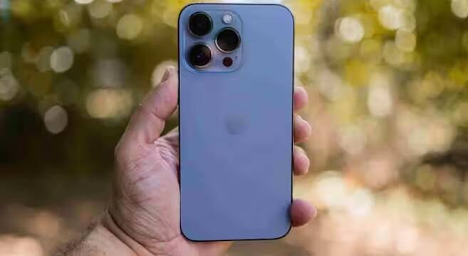 આ ફેરફાર ફક્ત Apple પૂરતો મર્યાદિત નથી. સમગ્ર સ્માર્ટફોન ઉદ્યોગમાં કિંમતો વધી રહી છે. Samsung, Xiaomi, Vivo અને Realme જેવી કંપનીઓ પણ તેમના ઉત્પાદનોના ભાવમાં વધારો કરી રહી છે. આ મુખ્યત્વે મેમરી અને સ્ટોરેજ જેવા કમ્પોનેન્ટ્સની વધતી કિંમતને કારણે છે, જે કંપનીઓના ખર્ચમાં વધારો કરી રહી છે. અહેવાલો એ પણ સૂચવે છે કે 2026 માં સ્માર્ટફોનનું વેચાણ ઘટી શકે છે, તેથી કંપનીઓ નફો જાળવી રાખવા માટે કિંમતો વધારવા પર ધ્યાન કેન્દ્રિત કરી રહી છે.