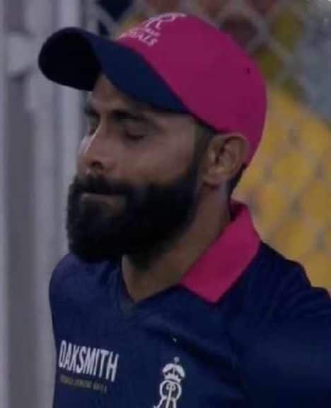 हे पाहून जडेजा काही क्षण भावूक झाला आणि त्याच्या डोळ्यांत अश्रूही दिसले. मात्र मैदानावर त्याने उत्कृष्ट कामगिरी केली आणि आपल्या नव्या संघासाठी महत्त्वाची भूमिका बजावली.