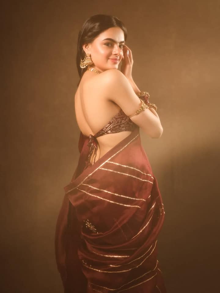 રૂહાનિકાનો મેકઅપ સોફ્ટ અને ગ્લોઈંગ રાખે છે. શાર્પ આઈલાઈનર, હળવો બ્લશ અને ગ્લોસી લિપ્સ તેની સુંદરતામાં વધુ વધારો કરે છે.