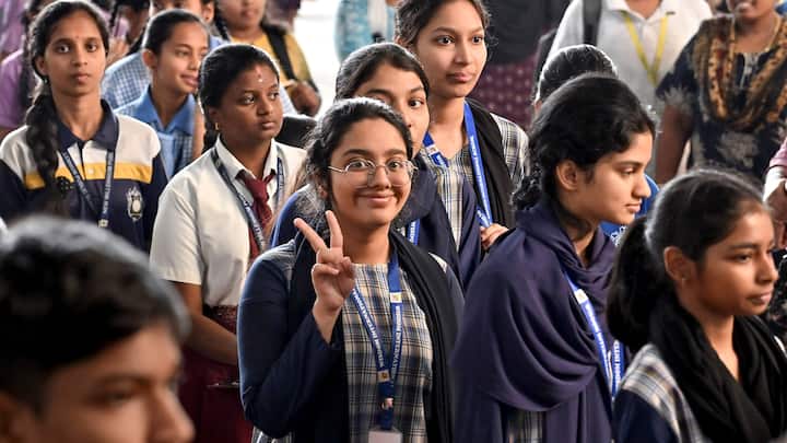 स्कॉलरशिप पाने वाले छात्रों को कोचिंग के साथ कई सुविधाएं मिलती हैं, जिनमें अच्छी फैकल्टी की ओर से पढ़ाई, नियमित टेस्ट और आकलन, स्टडी मैटेरियल और डाउन सॉल्विंग और करियर गाइडेंस जैसी सुविधाएं भी मिलती है.