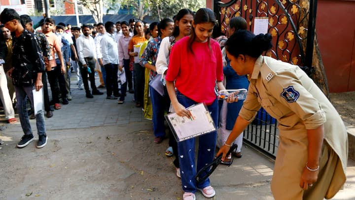 इन टेस्ट में आमतौर पर वहीं सिलेबस पूछा जाता है जो छात्र अपने स्कूल में पढ़ते हैं. इससे छात्रों को अलग से तैयारी करने की जरूरत नहीं होती, लेकिन अच्छे अंक लाने के लिए मजबूत बेस जरूरी होता है.