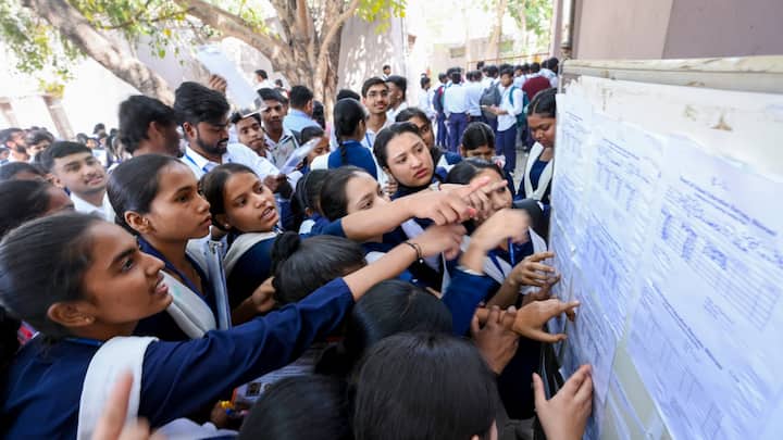 दरअसल कई संस्थान अब स्कॉलरशिप के जरिए छात्रों को फ्री या बहुत कम फीस में पढ़ाई का मौका दे रही है. ऐसे में चलिए आज हम आपको बताते हैं कि अगर आपको भी कोटा में जेईई और नीट की फ्री में कोचिंग करनी है तो स्कॉलरशिप कैसे मिलती है.