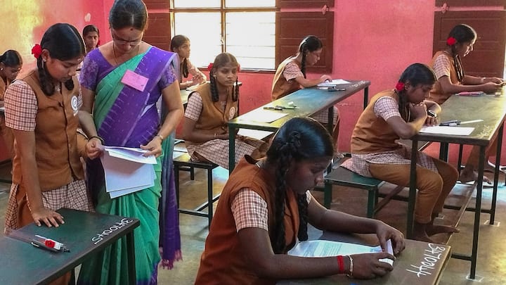स्कॉलरशिप टेस्ट में आमतौर पर 6वीं से 12वीं तक की छात्रों और ड्रॉपर्स शामिल हो सकते हैं. परीक्षा में अच्छा प्रदर्शन करने वाले छात्रों को न सिर्फ फीस में छूट मिलती है, बल्कि स्टडी मैटेरियल, गाइडेंस और टेस्ट सीरीज जैसी सुविधा भी दी जाती है.