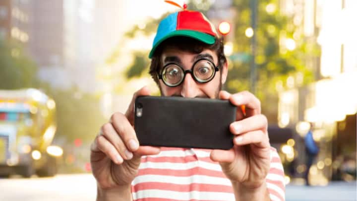 বিশেষজ্ঞরা বলছেন, শুধুই লোকেশন, ছবি জোগাননি Pokémon Go খেলোয়াড়রা। একই জায়গায় যখন অনেকের পদার্পণ ঘটেছে, সেখানকার আবহাওয়া, বিভিন্ন অ্যাঙ্গল থেকে তোলা ছবি, উচ্চতা, সবই নথিবদ্ধ হয়ে গিয়েছে। এর ফলে একেবারে নিখুঁত নেভিগেশন সিস্টেম গড়ে তোলা সহজ হয়েছে ওই সংস্থার পক্ষে। আলাদা করে লোক দিয়ে ওই ডেটা জোগাড় করতে হলে বিপুল টাকা ব্যয় করতে হতো।