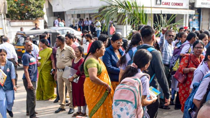स्कॉलरशिप पाने के लिए छात्रों को संबंधित कोचिंग संस्थान की वेबसाइट पर जाकर ऑनलाइन आवेदन करना होता है. रजिस्ट्रेशन के बाद उन्हें टेस्ट की तारीख और मोड सेलेक्ट करने का ऑप्शन मिलता है. परीक्षा देने के बाद कुछ ही समय में रिजल्ट जारी कर दिया जाता है और उसी के आधार पर स्कॉलरशिप दी जाती है.