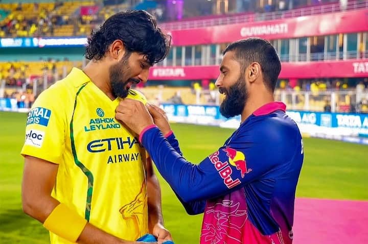 सामना संपल्यानंतर चेन्नईकडून खेळणारा वेगवान गोलंदाज खलील अहमदने घातलेल्या चेन्नईच्या जर्सीवरील लोगोला चुंबन घेतले.