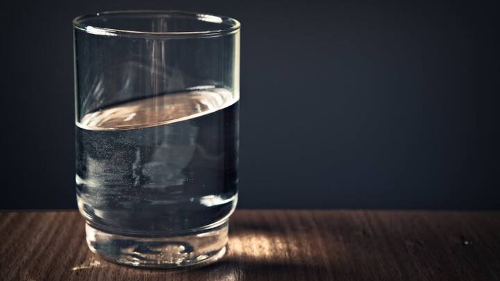 इसके अलावा अगर कोई व्यक्ति सिर्फ वजन कम करने या ब्लड प्रेशर कंट्रोल करने के लिए वाटर फास्टिंग करना चाहता है तो भी बिना जांच के इसे करना ठीक नहीं है. डॉक्टर के अनुसार फास्टिंग शुरू करने से पहले जांच, बीच में मॉनिटरिंग और सबसे जरूरी रि-फीडिंग प्लान होना चाहिए. क्योंकि फास्टिंग के बाद नार्मल खाना शुरू करना भी एक वैज्ञानिक प्रक्रिया है.