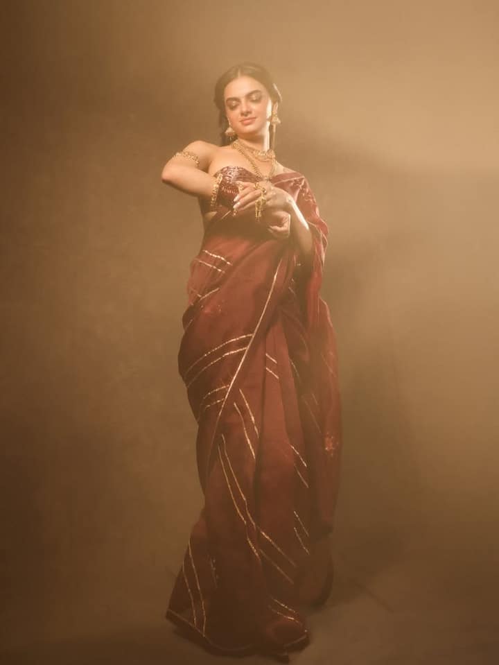 ફોટામાં રૂહાનિકાનો પોઝ એટલો આત્મવિશ્વાસપૂર્ણ છે કે ચાહકો તેની નજર હટાવી શકતા નથી. કોમેન્ટ સેક્શનમાં તેના લુકની ખૂબ પ્રશંસા થઈ રહી છે.