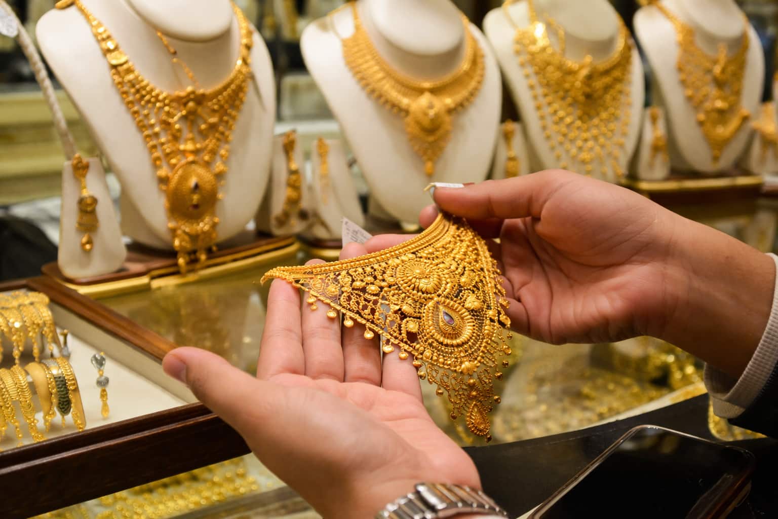 GOLD SILVER RATE Today: நேற்று அதிரடி, இன்று சரிவு.! ரூ.10,000 குறைந்தது.! தங்கம், வெள்ளியின் இன்றைய விலை என்ன.?
