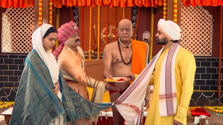 मात्र, शिव आणि गोमतीच्या नात्यावर सुभेदार आणि गावकऱ्यांचा विरोध- असा मोठं संकट उभं राहतं, ज्यातून समाजातील कठोर वास्तव समोर येतं. या सर्व घडामोडींमध्ये स्वामी निर्भीडपणे एक मूलभूत प्रश्न उपस्थित करतात, विधवेला जगण्याचा आणि पुन्हा सुखी होण्याचा अधिकार नाही का? असा प्रश्न उपस्थित करतात.