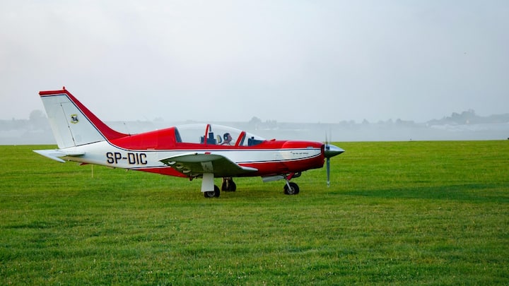 यह फ्लाइट Loganair नाम की रीजनल स्कॉटिश एयरलाइन द्वारा ऑपरेट की जाती है. इसके लिए आमतौर पर 10 सीटों वाला Britten-Norman Islander इस्तेमाल किया जाता है, जो एक ट्विन-इंजन विमान है और खास तौर पर छोटी दूरी की फ्लाइट्स के लिए ही बनाया गया है.
