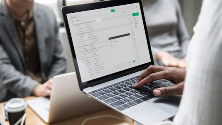 Gmail Address পাল্টে নিচ্ছেন মানে আগেরটি অকেজো হয়ে যাবে না। আগের ওই Gmail Address-এও যদি কেই ইমেল পাঠায় আপনাকে, তাও ঢুকবে অ্যাকাউন্টে। নতুন Gmail Address কাউকে দিলে, তাতেও ইমেল ঢুকবে। নতুন Gmail Address-এর সঙ্গে পুরনোটি সংযুক্ত থাকবে।