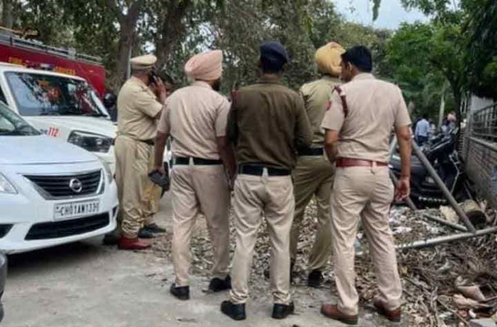 ਹਾਲਾਂਕਿ ਘਟਨਾ ਸਮੇਂ ਸ਼ਾਮ ਦਾ ਸਮਾਂ ਹੋਣ ਕਾਰਨ ਸਰਕਾਰੀ ਅਤੇ ਨਿੱਜੀ ਦਫਤਰਾਂ ਤੋਂ ਛੁੱਟੀ ਉਪਰੰਤ ਸੜਕਾਂ ‘ਤੇ ਵਾਹਨਾਂ ਦੀ ਵੱਡੀ ਭੀੜ ਸੀ, ਜਿਸ ਕਰਕੇ ਪੁਲਿਸ ਨੂੰ ਆਵਾਜਾਈ ਸੰਭਾਲਣ ਅਤੇ ਤਲਾਸ਼ੀ ਮੁਹਿੰਮ ਚਲਾਉਣ ਦੌਰਾਨ ਕਾਫ਼ੀ ਮੁਸ਼ਕਲਾਂ ਦਾ ਸਾਹਮਣਾ ਕਰਨਾ ਪਿਆ। ਪੁਲਿਸ ਵਲੋਂ ਇਲਾਕੇ ਨੂੰ ਘੇਰ ਕੇ ਸਖ਼ਤ ਚੈਕਿੰਗ ਸ਼ੁਰੂ ਕਰ ਦਿੱਤੀ ਗਈ ਹੈ ਅਤੇ ਹਰ ਸ਼ੱਕੀ ਵਾਹਨ ਤੇ ਵਿਅਕਤੀ ਦੀ ਜਾਂਚ ਕੀਤੀ ਜਾ ਰਹੀ ਹੈ।