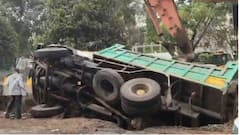 Chinchwad Accident News: चिंचवड स्टेशन परिसरात ट्रक उलटला; ठेकेदारांच्या निष्काळजीपणामुळे नागरिक हैराण, जीव मुठीत धरून प्रवास