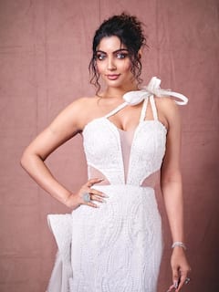 Akanksha Puri: વ્હાઈટ ગાઉનમાં એક્ટ્રેસ આકાંક્ષા પુરીએ બતાવ્યું બોલ્ડ ફિગર, જુઓ તસવીરો