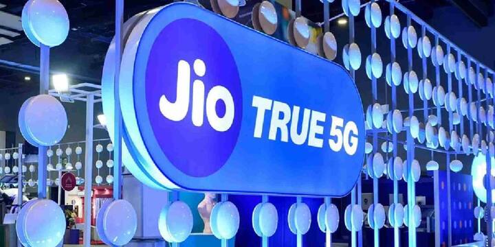 अगर Reliance Jio की बात करें तो कंपनी अपने प्रीपेड यूजर्स को JioHotstar का फायदा देने के लिए कम से कम 100 रुपये का रिचार्ज करवाने का विकल्प देती है. हालांकि कीमत ज्यादा होने के साथ इसमें मिलने वाले फायदे भी अलग स्तर के होते हैं. जहां कुछ सस्ते प्लान्स में सिर्फ सीमित डेटा मिलता है वहीं जियो के इस प्लान में यूजर्स को 5G डेटा का लाभ दिया जाता है जो तेज स्पीड के साथ बेहतर इंटरनेट अनुभव देता है.