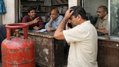 LPG Price Hike : আরও বাড়ল রান্নার গ্যাসের দাম, মাসের শুরুতেই জোর ধাক্কা !