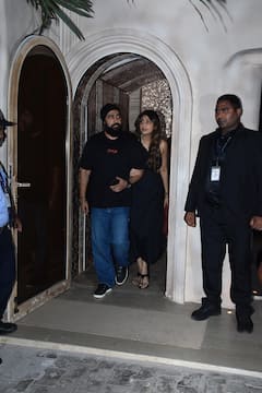 पति राज कुंद्रा संग रेड लग्जरी गाड़ी में नाइट आउट पर निकलीं शिल्पा शेट्टी, 50 की उम्र में ब्लैक ड्रेस में ढाया कहर