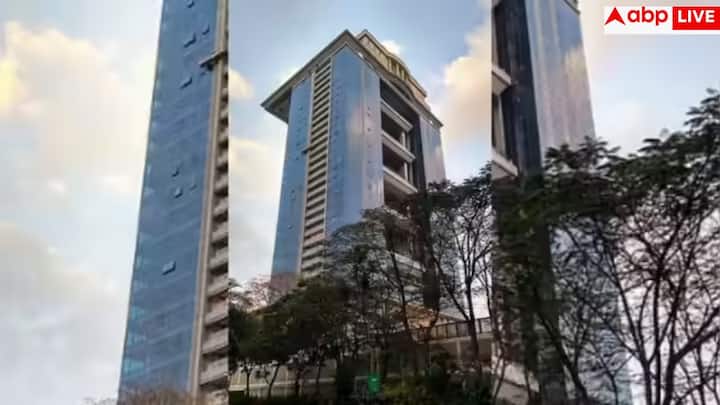करीब 8,400 वर्ग फुट में फैला यह चार बेडरूम का अपार्टमेंट स्पेस और कम्फर्ट दोनों का ध्यान रखते हुए डिजाइन किया गया है. इसमें आधुनिक सुविधाओं के साथ प्रैक्टिकल लेआउट भी शामिल है.