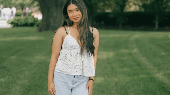 Play with Light Fabrics: Choosing breathable fabrics is key during summer, but style doesn’t have to be compromised. Linen and cotton pieces in clean, structured cuts can keep you cool while looking polished. These fabrics allow your skin to breathe while maintaining a crisp and put-together vibe. It’s all about finding that perfect balance between comfort and elegance. (Image Source: Canva)