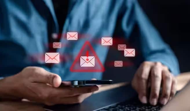 તમારા Gmail યુઝર નેમને અપડેટ કરવા માટે તમારા Google એકાઉન્ટ સેટિંગ્સ પર જાઓ. પછી Personal Info વિભાગ પર જાઓ.'યુઝર નેમ' અથવા 'ઈમેલ' વિકલ્પ તપાસો. ઉપલબ્ધ નવું @gmail.com યુઝર નેમ પસંદ કરો. ફેરફારને કન્ફર્મ કરો અને સેટિંગ્સ સાચવો. એકવાર અપડેટ થયા પછી તમારું નવું યુઝર નેમ બધી સપોર્ટેડ Google સેવાઓ પર સક્રિય રહેશે, જ્યારે તમારું જૂનું યુઝર નેમ ઉપનામ તરીકે કાર્ય કરવાનું ચાલુ રાખશે.