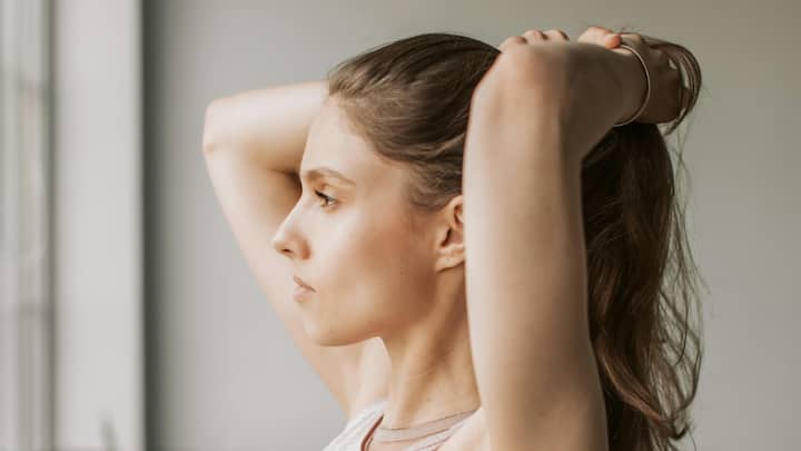 Keep Hair Styled but Natural: Effortless hair can tie your entire look together. Soft waves, a relaxed bun, or a sleek ponytail can make you appear more put-together without trying too hard. The goal is to keep it simple yet intentional. A well-styled hairstyle adds polish while still embracing that easy summer vibe. (Image Source: Canva)