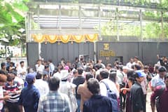 अजय देवगन ने 57वां बर्थडे मनाया फैंस के साथ, 'सिंघम' के घर 'शिवशक्ति' के बाहर उमड़ी भीड़, देखें Pics