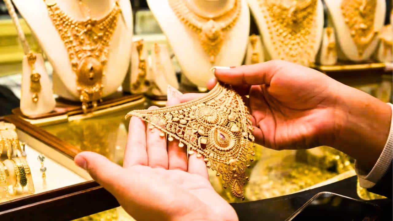 Gold Buying Tips : প্রায় ৫০,০০০ টাকা কমে পাচ্ছেন সোনা ! না বুঝে কিনলে মারাত্মক ভুল করছেন, এই ৬ বিষয় আগে জেনে নিন