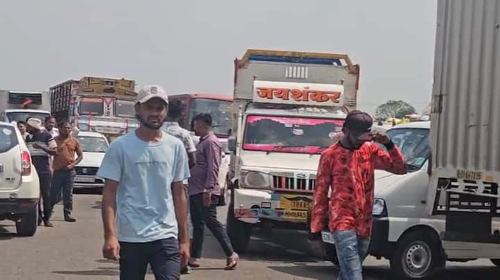 संतप्त ग्रामस्थांनी पोलीस प्रशासनाच्या कार्यपद्धतीवर प्रश्नचिन्ह उपस्थित केले आहे. अपघातानंतर वाळूने भरलेले वाहन घटनास्थळावरून तातडीने का हलवण्यात आले? असा सवाल नागरिकांनी विचारला.