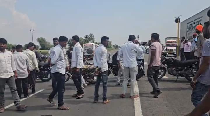 अपघाताची बातमी समजताच दसेगाव आणि परिसरातील ग्रामस्थ मोठ्या संख्येने महामार्गावर जमा झाले. त्यांनी धुळे-सोलापूर राष्ट्रीय महामार्गावर 'रास्तारोको' आंदोलन सुरू केले.