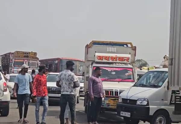 या भीषण धडकेत एका विद्यार्थिनीचा जागीच दुर्दैवी मृत्यू झाला, तर दुसरी विद्यार्थिनी गंभीररीत्या जखमी झाली आहे.