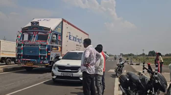 पोलिसांनी या अपघाताचे पुरावे नष्ट करण्याचा प्रयत्न केल्याचा खळबळजनक आरोप आंदोलक ग्रामस्थांनी केला आहे.