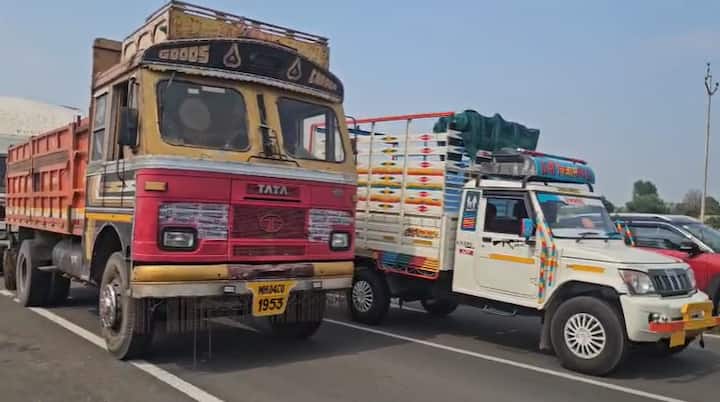 वाळूने भरलेल्या एका भरधाव डंपरने स्कुटीवर जात असलेल्या दोन विद्यार्थिनींना चिरडले. डंपरचा वेग प्रचंड असल्याने विद्यार्थिनींना सावरण्याची संधीच मिळाली नाही.