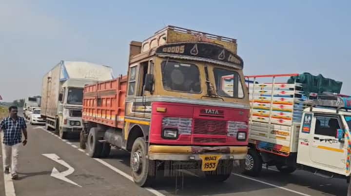 जळगाव जिल्ह्यातील चाळीसगाव तालुक्यातील धुळे-सोलापूर राष्ट्रीय महामार्गावरील दसेगाव फाट्याजवळ भीषण अपघात घडला.