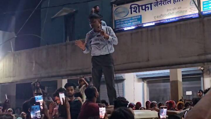 পুলিশের দাবি, মোফাক্কারুলই ঘটনার মূল প্ররোচনাকারী। পুলিশ জানিয়েছে, কালিয়াচক ২ নম্বর বিডিও অফিসের সামনে উস্কানিমূলক ভাষণ দেন মোফাক্কারুল। সেই সময় তাঁর সঙ্গে ছিলেন বাগডোগরা বিমানবন্দরে ধৃত সহযোগী এক্রামুলও।