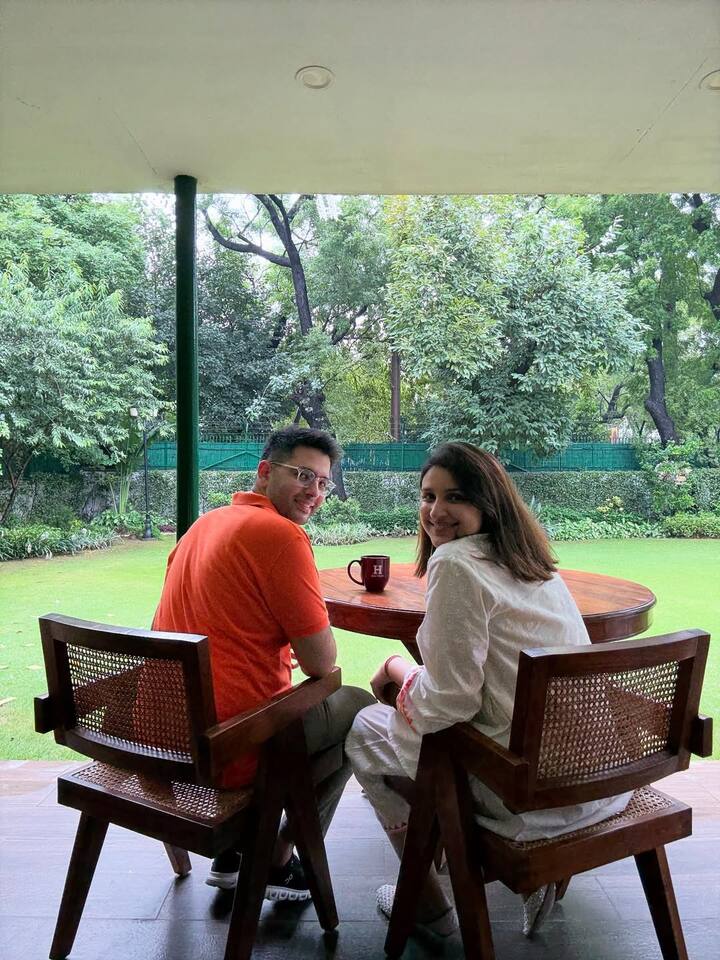 परिणीति और राघव के घर में आपको लैंप और कई सारे पौधे भी नजर आएंगे. परिणीति के ससुराल में एक बड़ा सा गार्डन एरिया भी है. यहां बैठने के लिए एक सीटिंग एरिया भी बनाया गया है, जहां अक्सर परी और राघव क्वालिटी टाइम स्पेंड करते हैं.