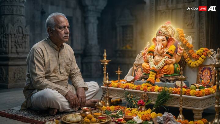 इसमें सबसे पहली बड़ी गलती होती है, पूजा के दौरान शुद्धता का ध्यान न रखना. संकष्टी चतुर्थी का व्रत आध्यात्मिक नजरिए से काफी पवित्र माना जाता है, इसलिए पूजा से पहले स्नान करना और साफ कपड़े पहनना जरूरी होता है. बिना शुद्ध हुए या मन में नकारात्मक विचार लाने से पूजा के फल का प्रभाव कम हो जाता है.