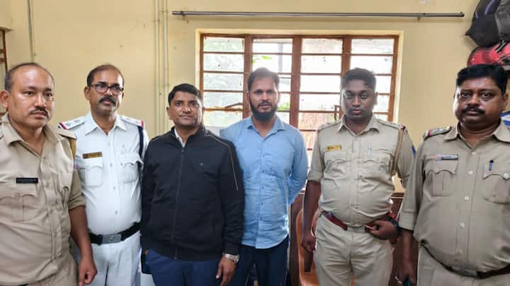 পুলিশ জানিয়েছে, ধরপাকড় শুরু হতেই ২ জনেই বেঙ্গালুরু পালানোর চেষ্টা করছিলেন। আইনজীবী মোফাক্কারুল ইসলাম উত্তর দিনাজপুরের ইটাহারের বাসিন্দা। তাঁর বিরুদ্ধে কালিয়াচক থানাতেই ৩টি মামলা রয়েছে। মোথাবাড়িতে অশান্তির ঘটনায় এখনও পর্যন্ত ১৯টি মামলা রুজু করেছে পুলিশ মোট ৩৫ জনকে গ্রেফতার করা হয়েছে।।
