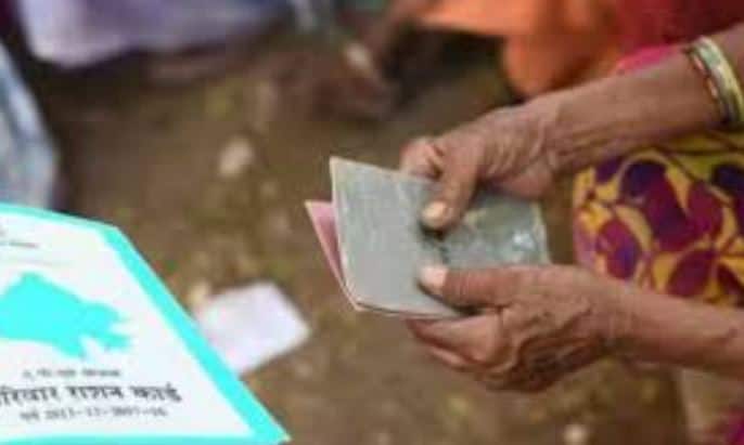 E-KYC ਤੋਂ ਮਿਲੇਗੀ ਰਾਹਤ   ਸਮਾਰਟ ਕਾਰਡਾਂ ਵਿੱਚ ਜ਼ਰੂਰੀ ਲਾਭਪਾਤਰੀ ਜਾਣਕਾਰੀ ਸ਼ਾਮਲ ਹੋਵੇਗੀ, ਜਿਵੇਂ ਕਿ ਸ਼੍ਰੇਣੀ, ਰਾਸ਼ਨ ਕਾਰਡ ਨੰਬਰ, ਪਰਿਵਾਰ ਦੇ ਮੁਖੀ ਦੇ ਵੇਰਵੇ ਅਤੇ ਜਾਰੀਕਰਤਾ ਦੀ ਜਾਣਕਾਰੀ। ਇਹ ਕਣਕ ਵੰਡ ਦੌਰਾਨ ਤੇਜ਼ ਅਤੇ ਭਰੋਸੇਯੋਗ ਪਛਾਣ ਨੂੰ ਸਮਰੱਥ ਬਣਾਏਗਾ। ਇਸ ਪਹਿਲਕਦਮੀ ਤੋਂ ਮਹੱਤਵਪੂਰਨ ਰਾਹਤ ਪ੍ਰਦਾਨ ਕਰਨ ਦੀ ਉਮੀਦ ਹੈ, ਖਾਸ ਕਰਕੇ ਬਜ਼ੁਰਗਾਂ, ਮਜ਼ਦੂਰਾਂ ਅਤੇ ਪਰਿਵਾਰਾਂ ਨੂੰ ਜੋ ਅਕਸਰ ਈ-ਕੇਵਾਈਸੀ ਅਸਫਲਤਾਵਾਂ ਦਾ ਸਾਹਮਣਾ ਕਰਦੇ ਹਨ ਜਾਂ ਬਾਇਓਮੈਟ੍ਰਿਕ ਗਲਤੀਆਂ ਕਾਰਨ ਉਨ੍ਹਾਂ ਦੇ ਰਾਸ਼ਨ ਬਲਾਕ ਹੋ ਜਾਂਦੇ ਹਨ।