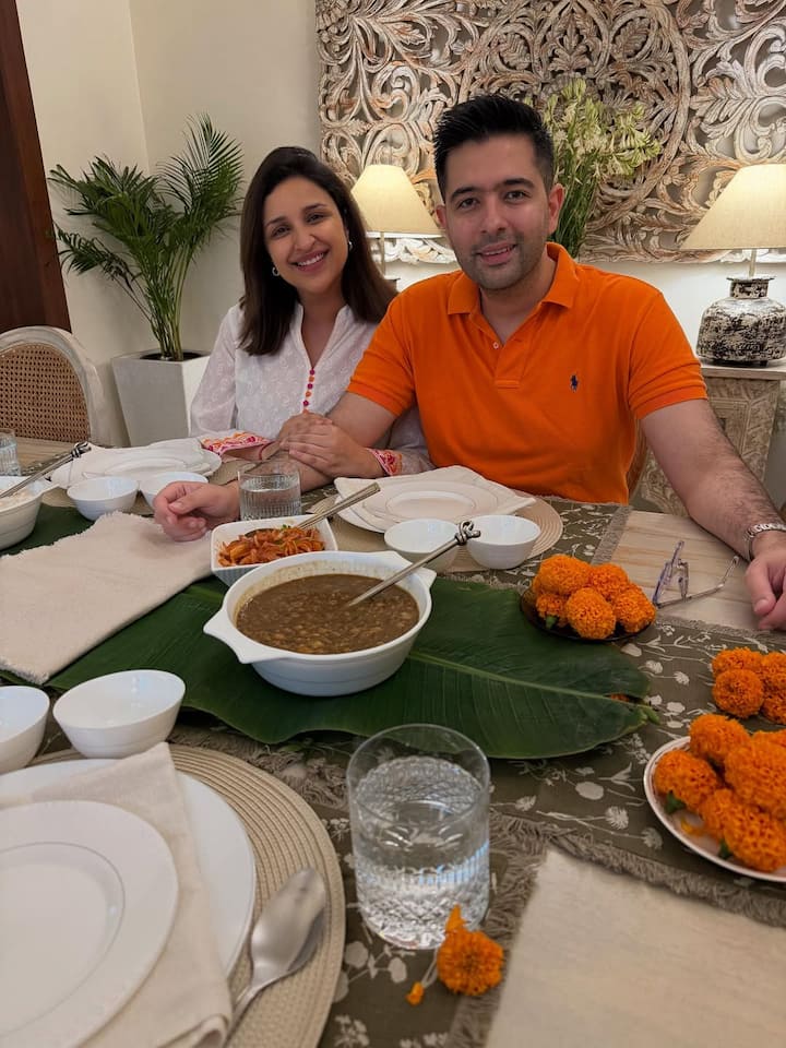 इस कपल के घर का डायनिंग एरिया भी बहुत बड़ा है. यहां भी क्लासी लुक के लिए व्हाइट टेबल के साथ व्हाइट चेयर्स लगाई गई हैं.