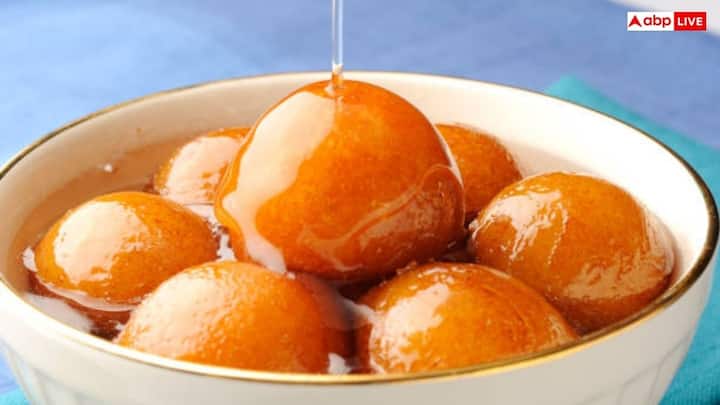 मिडिल ईस्ट की उन मिठाइयों के उलट जो आटे के घोल से बनती हैं, गुलाब जामुन में मावा या फिर खोया का इस्तेमाल होता है. इससे यह और भी नरम और स्वादिष्ट बनता है. यही नया प्रयोग गुलाब जामुन के भारतीय रूप को सबसे अलग और मशहूर बनाता है.