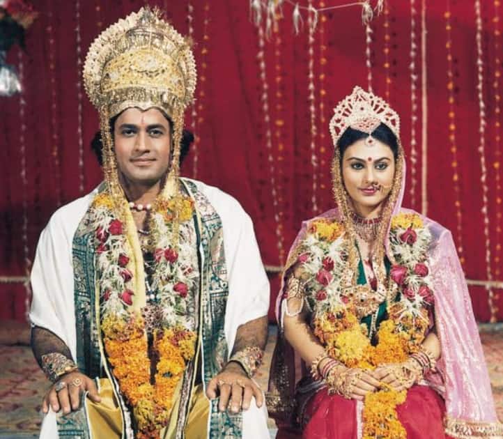 The show 'Ramayana', released in the year 1987, created by Ramanand Sagar, is considered to be one of the most popular shows of Indian television. In this, Arun Govil and Deepika Chikhalia played the roles of Lord Ram and Mother Sita. This show was telecast on Doordarshan and is liked equally even today. You can watch it on YouTube.