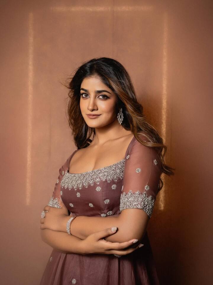 ఛార్మింగ్ స్టార్ శర్వానంద్ 'భోగి'లోనూ డింపుల్ హయతి నటిస్తున్నారు. మరో రెండు మూడు సినిమాలు చర్చల దశలో ఉన్నాయి. (Image Courtesy: dimplehayathi / Instagram)