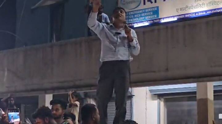 মোথাবাড়িকাণ্ডে ইতিমধ্যেই ভাইরাল হয়েছে মোফাক্কারুলের একাধিক ভিডিও। কালিয়াচক ২ নম্বর বিডিও অফিসে অশান্তির সময় গাড়ির মাথায় উঠে বক্তৃতা দিতে দেখা গেছে মোফাক্কারুলকে।