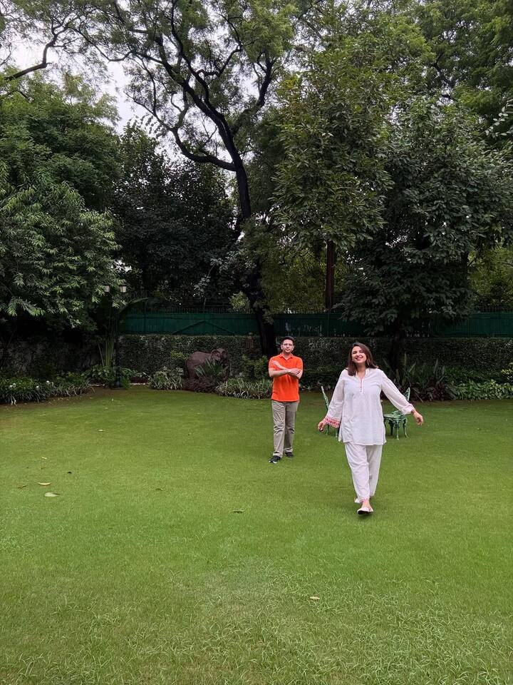 परिणीति कई बार इंस्टाग्राम पर अपने आलीशान घर की तस्वीरें शेयर कर चुकी हैं. यह कहना गलत नहीं होगा कि उनका ससुराल स्वर्ग से भी सुंदर है.