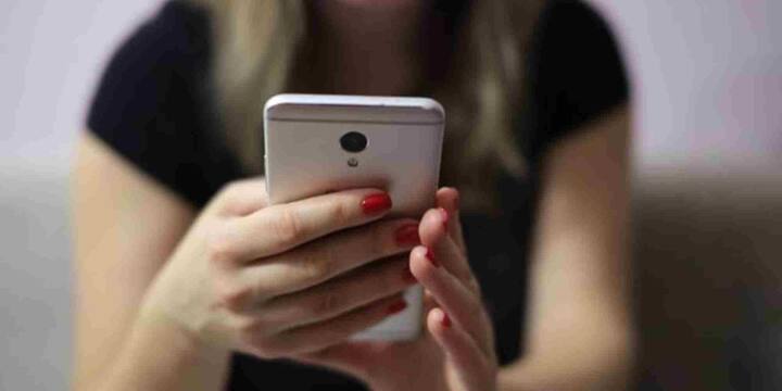 आजकल आने वाले ज्यादातर स्मार्टफोन्स में कॉल रिकॉर्डिंग का फीचर पहले से ही मौजूद होता है. हालांकि, कई बार यह फीचर सेटिंग्स में छुपा रहता है. इसके लिए आपको अपने फोन की डायलर ऐप खोलनी होगी और सेटिंग्स में जाकर Call Recording या Auto Call Recording का विकल्प ढूंढना होगा. यहां से आप सभी कॉल्स को ऑटोमैटिक रिकॉर्ड करने का विकल्प ऑन कर सकते हैं.