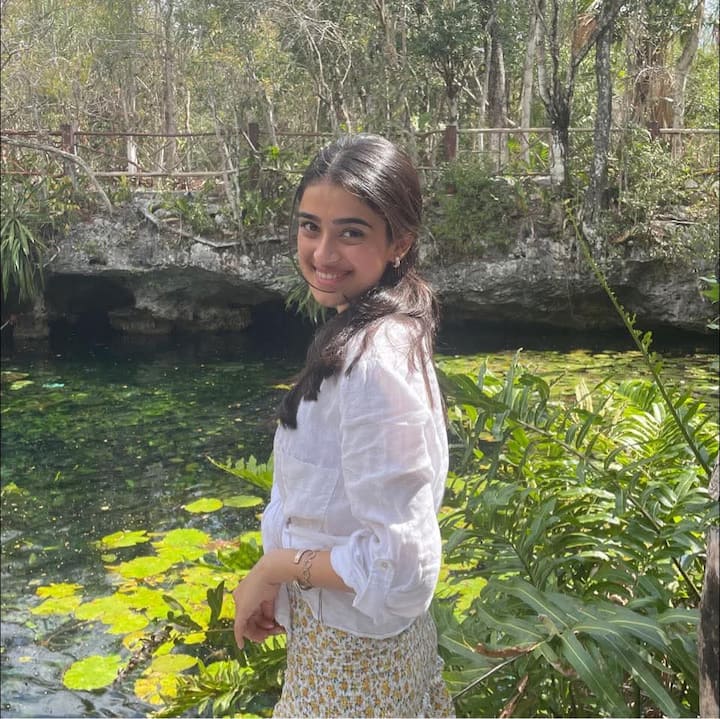 इस तस्वीर में कियारा व्हाइट शर्ट और प्रिंटेड स्कर्ट में दिख रही है. साथ ही उन्होंने अपने बालों को एक साइड किया है और शानदार पोज देती नजर आ रही है.