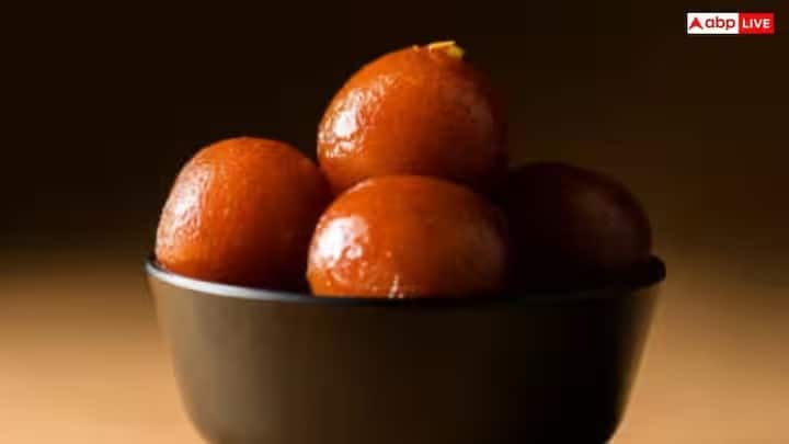 ગુલાબ જાંબુના આવિષ્કારને ઘણીવાર મુગલ રસોડામાં થયેલી એક ભૂલ સાથે જોડવામાં આવે છે. હકીકતમાં વધેલો માવો બગડી જવાની તૈયારીમાં હતો. ત્યારબાદ શાહી રસોઈયાએ તેને તળીને અને ખાંડની ચાસણીમાં ડુબાડીને એક પ્રયોગ કર્યો. આનાથી એક એવી વાનગી બની જેને શાહી પરિવારે તરત જ પસંદ કરી લીધી.