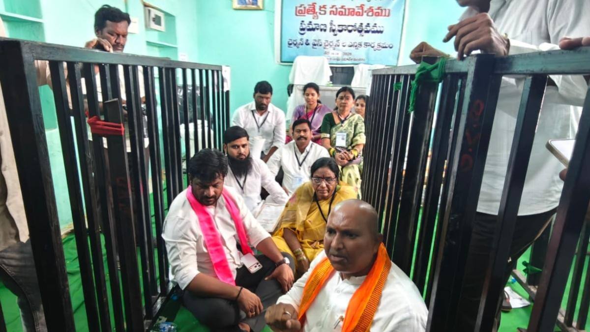 Khanapur Municipal Chairman: ఖానాపూర్ మున్సిపల్ చైర్మన్ వైస్ చైర్మన్ ఎంపికలో గందరగోళం.. ఆదివారానికి వాయిదా 