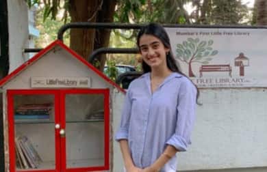 इस तस्वीर में कियारा ने ब्लू कलर का सिंपल शर्ट पहना है और अपने बालों को बांधे हुए है, जो उनकी सादगी को दिखाता है.
